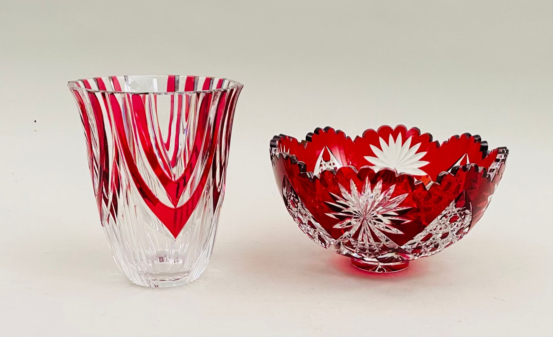 VAL SAINT LAMBERT 
花瓶和碗。红色内衬和切割水晶。