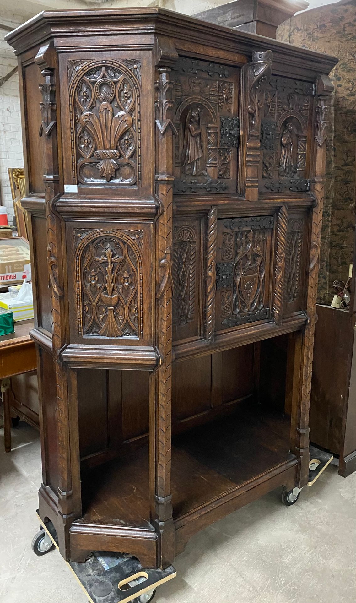 CREDENCE Carved oak. Gothic style.