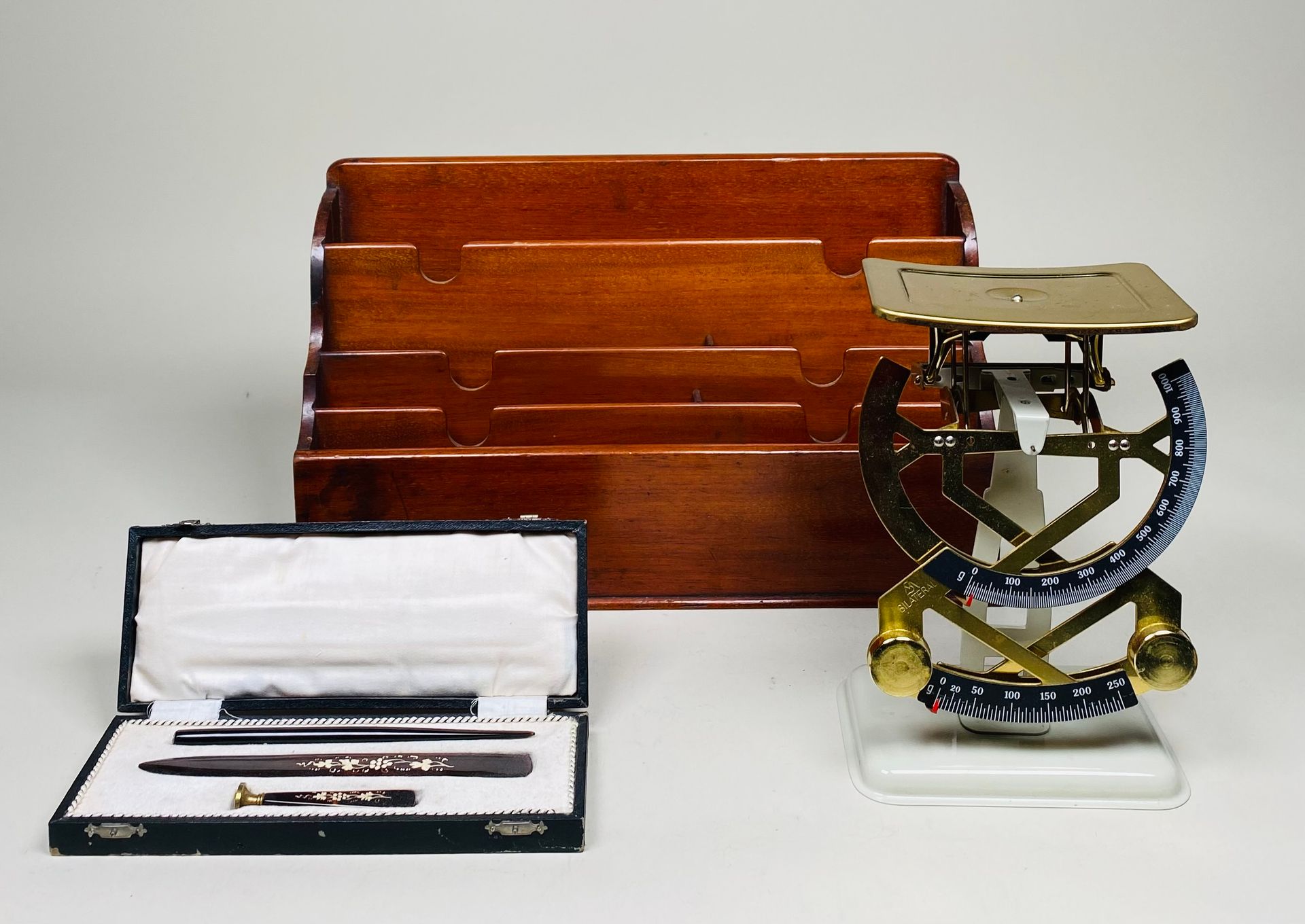 LOT Letter holder in mahogany. - Metal letter scales - Bakelite desk set in a ca&hellip;