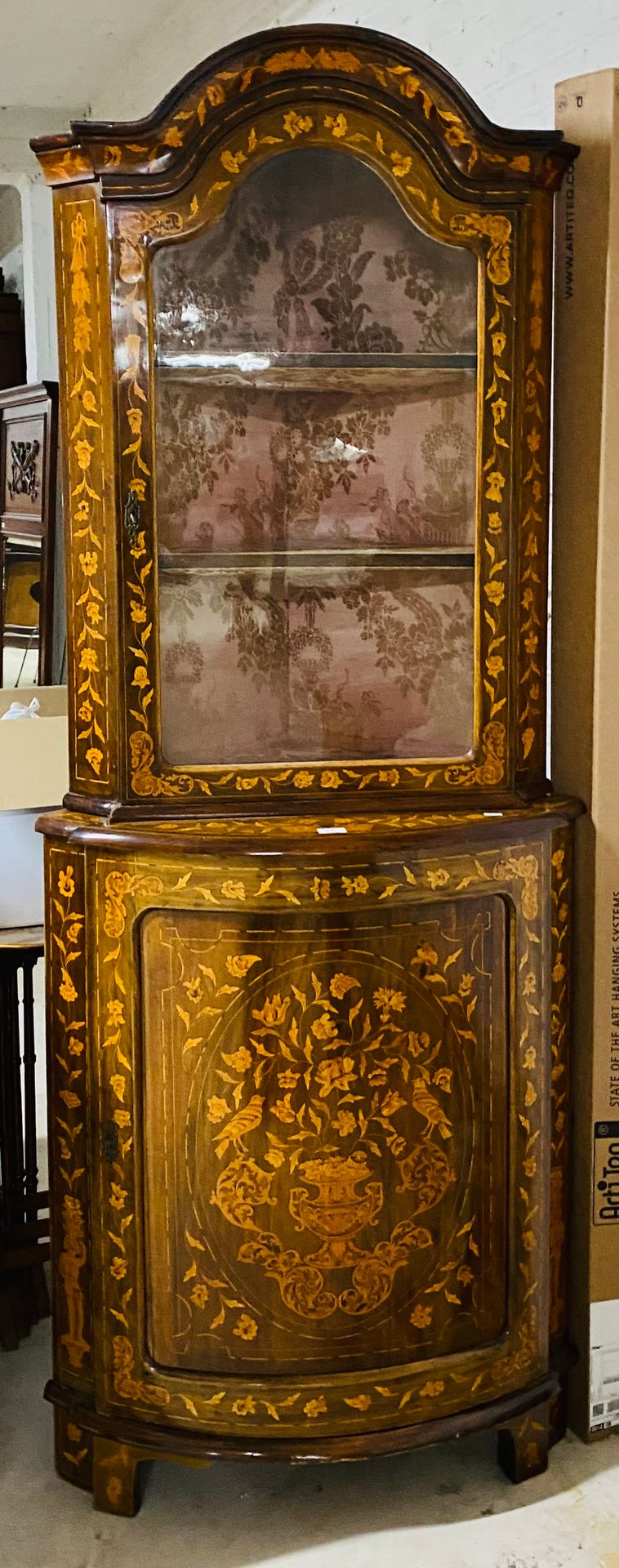 Encoignure 嵌花。顶部有一个玻璃门，底部有一个实心门。荷兰作品，18世纪。