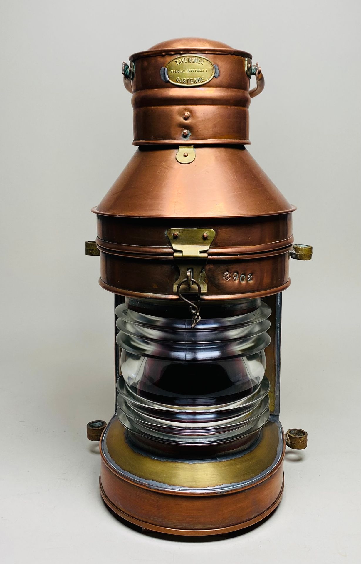 GRANDE LAMPE DE BATEAU Aus rotem Kupfer. H.: 50 cm