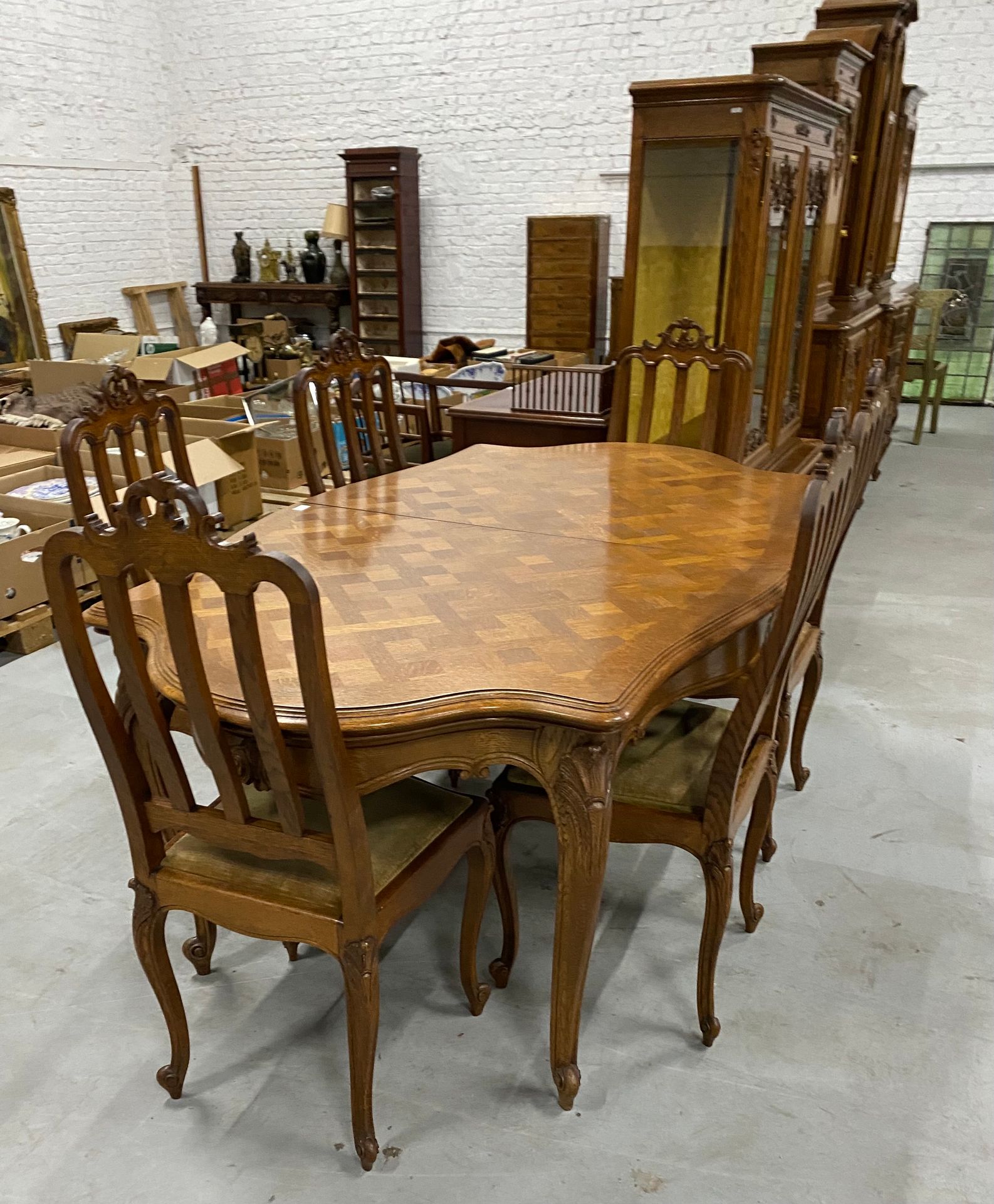 AMEUBLEMENT DE SALLE A MANGER Dresser, display case, table and six chairs. Carve&hellip;