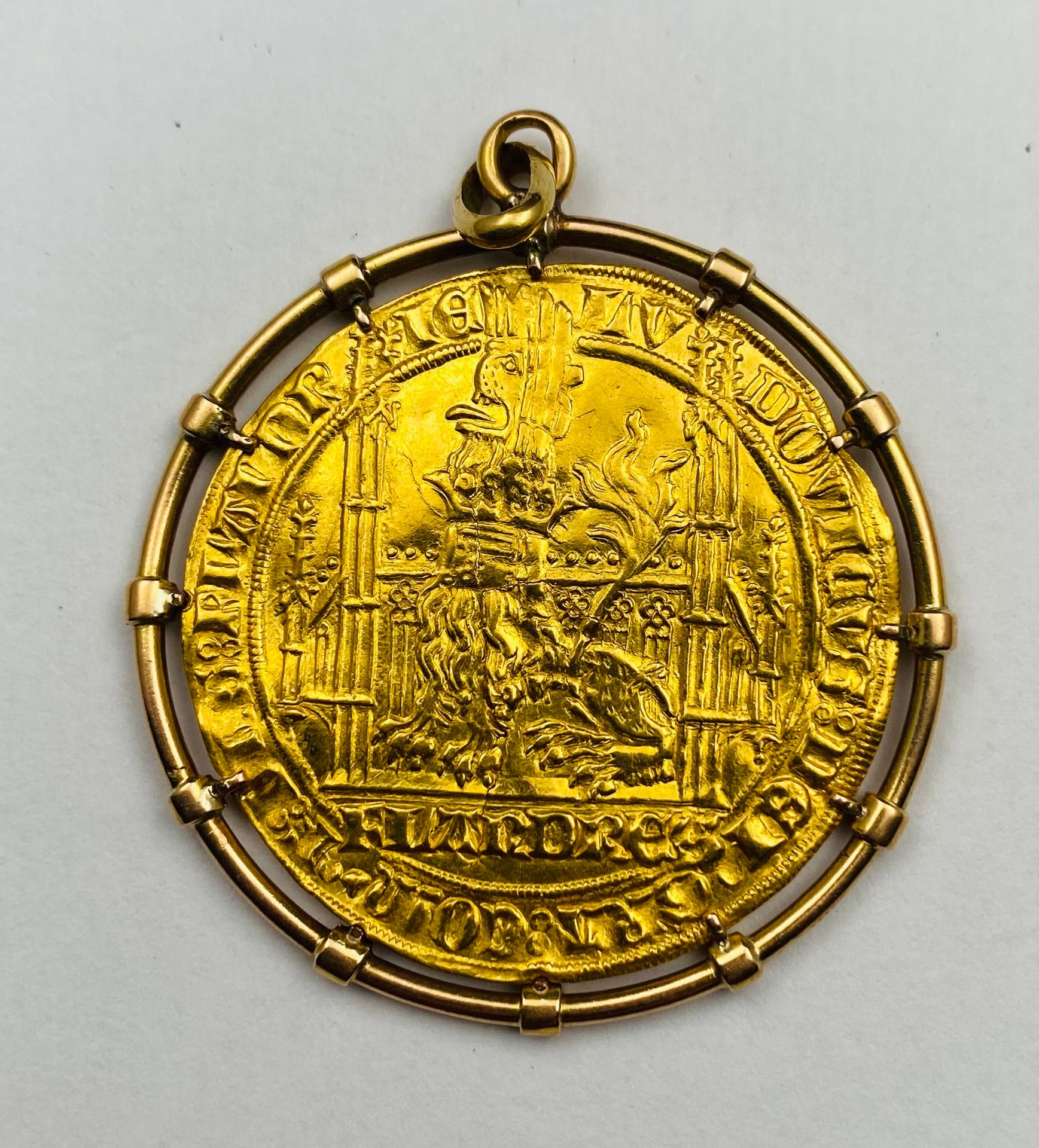 PENDENTIF Or jaune. Serti d’une pièce de monnaie.Poids : environ 9,20 g.