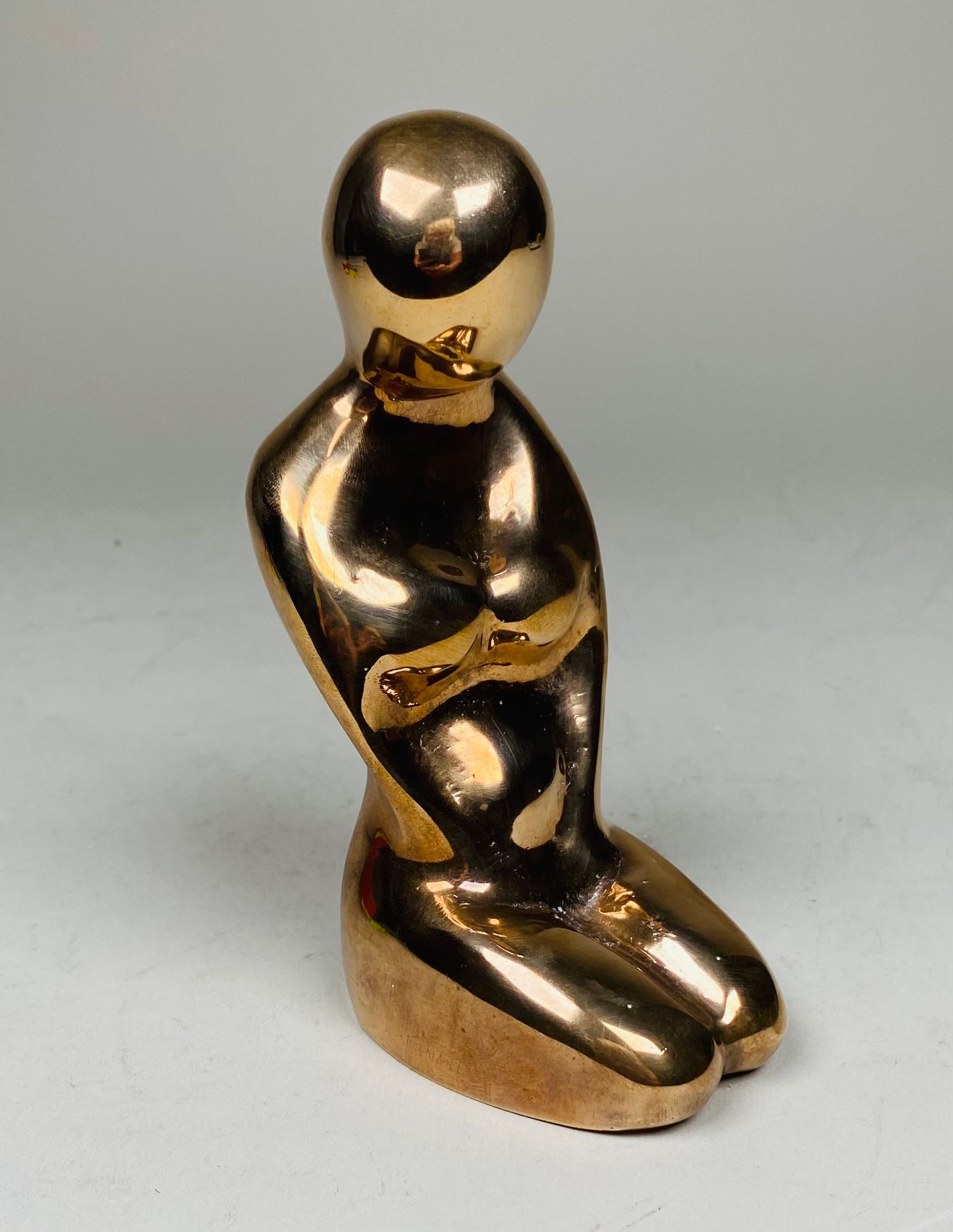 TANARI Femme assise. Statuette en bronze. H.: 15 cm