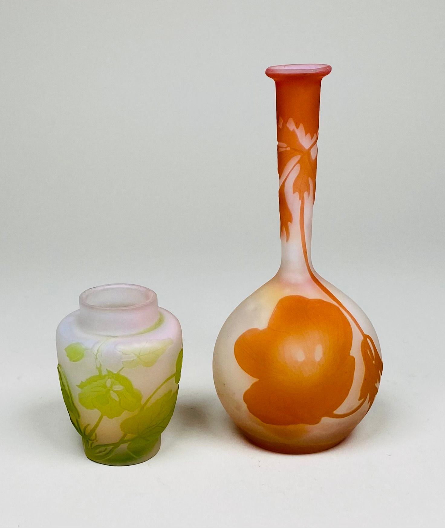 GALLE Soliflore et petit vase. Verre gravé aux acides. Signé. Max. H.: 17.5 cm
