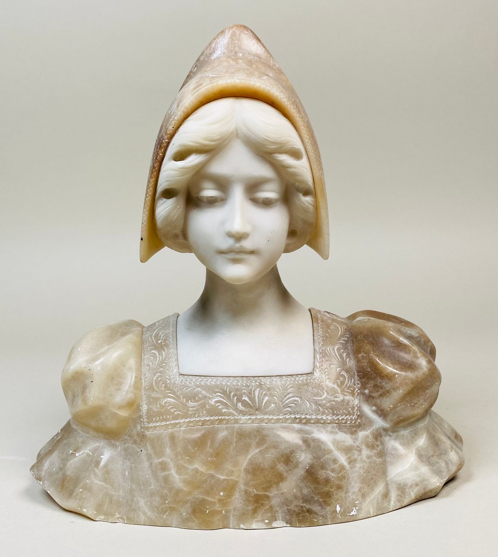 ART DECO Buste de jeune femme. Albâtre sculpté. H.: 28,5 cm. 
--> CE LOT SE TROU&hellip;