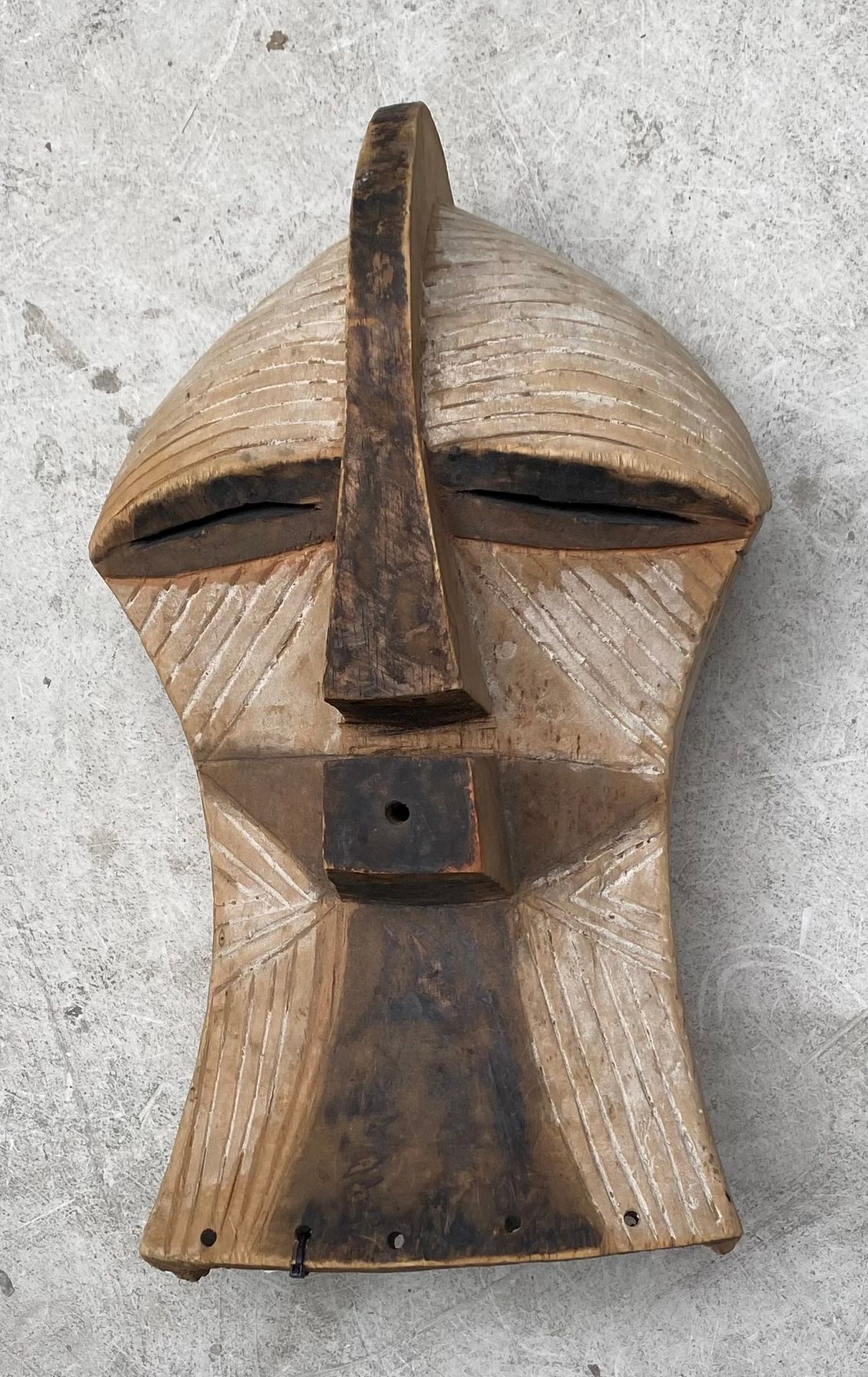 MASQUE SONGYE Máscara Songye. Madera tallada. Altura: 44 cm. 
--> ESTE LOTE ESTÁ&hellip;