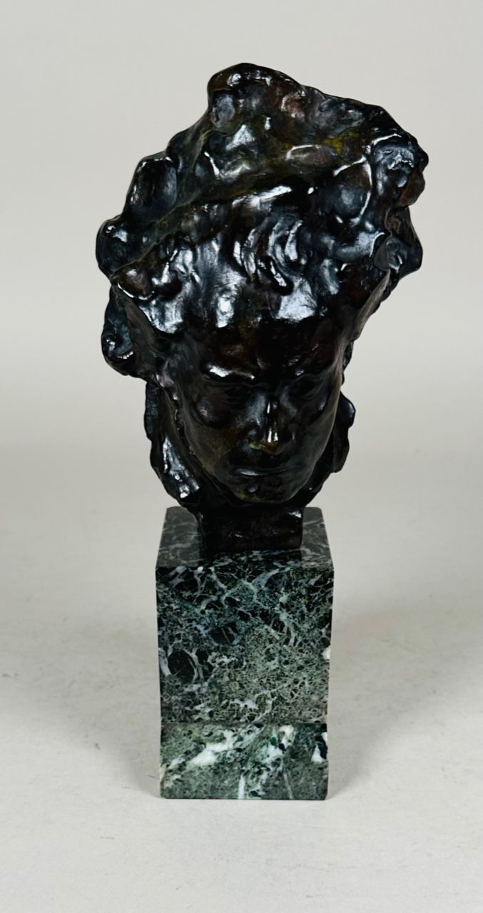 PINA A Buste de Beethoven. Bronze patiné. Socle en marbre. H.: 26.5 cm