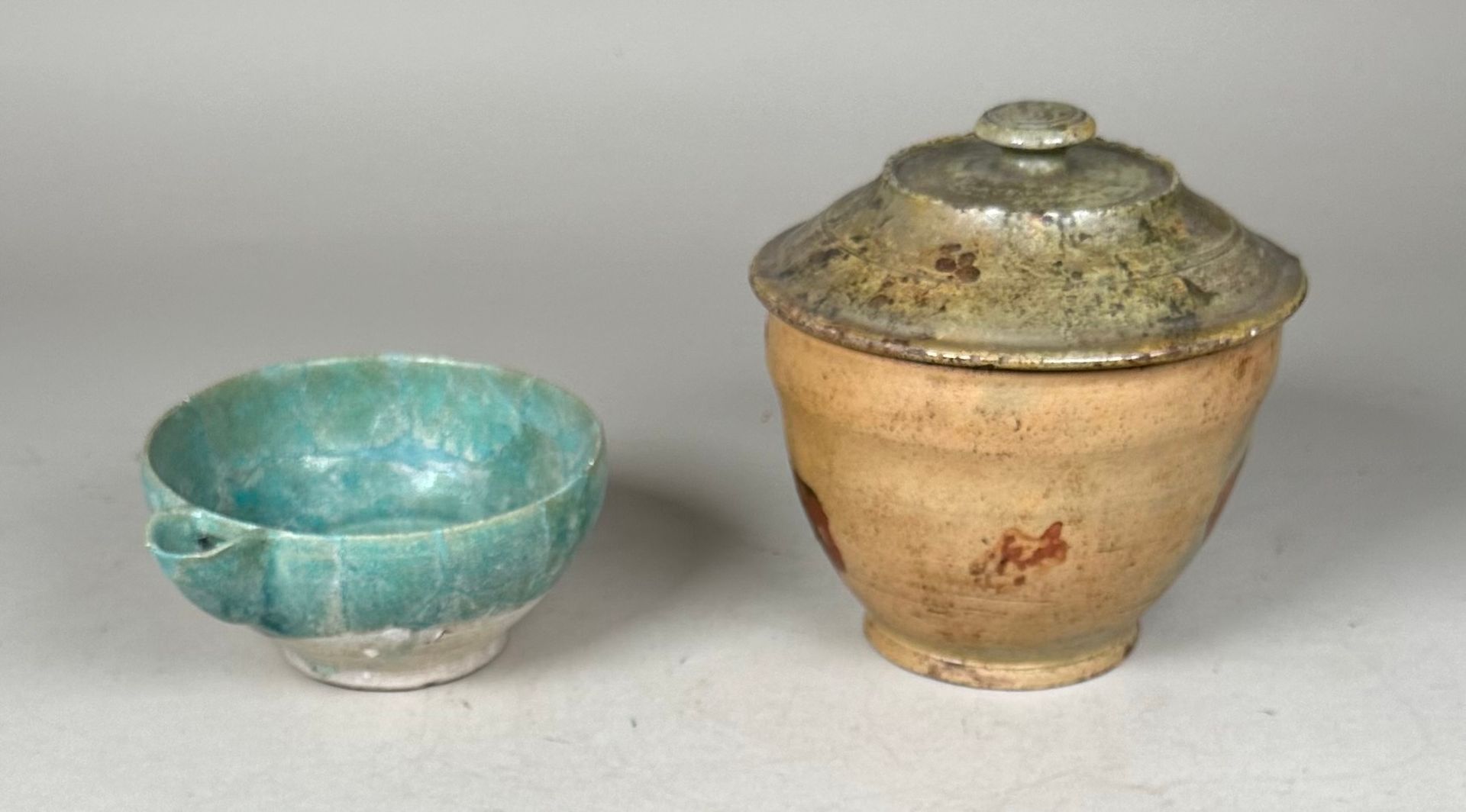 COUPE ET POT COUVERT Glazed stoneware. Middle Eastern work.