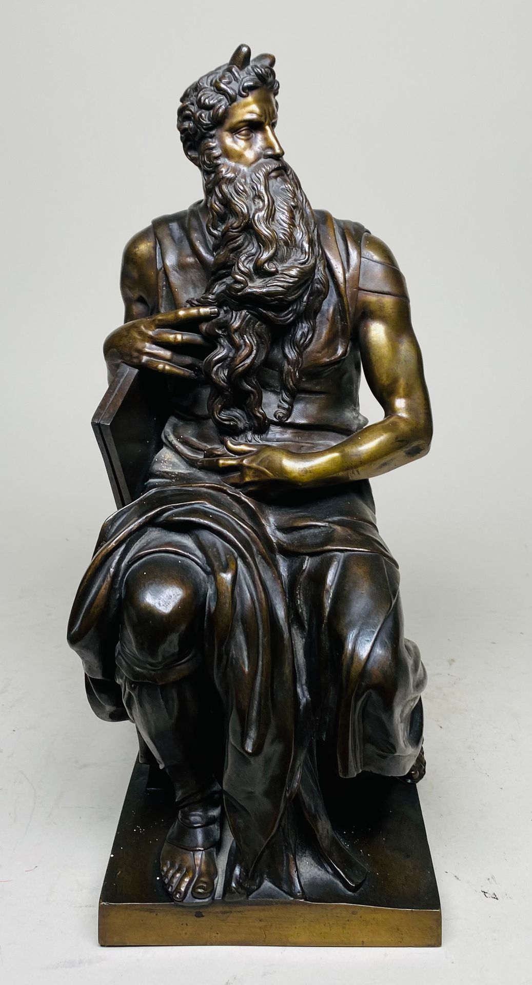MICHELANGE (D'APRES) 摩西坐着。青铜，有铜锈。铸造厂印章 "Société anonyme des Bronzes de Bruxelles&hellip;