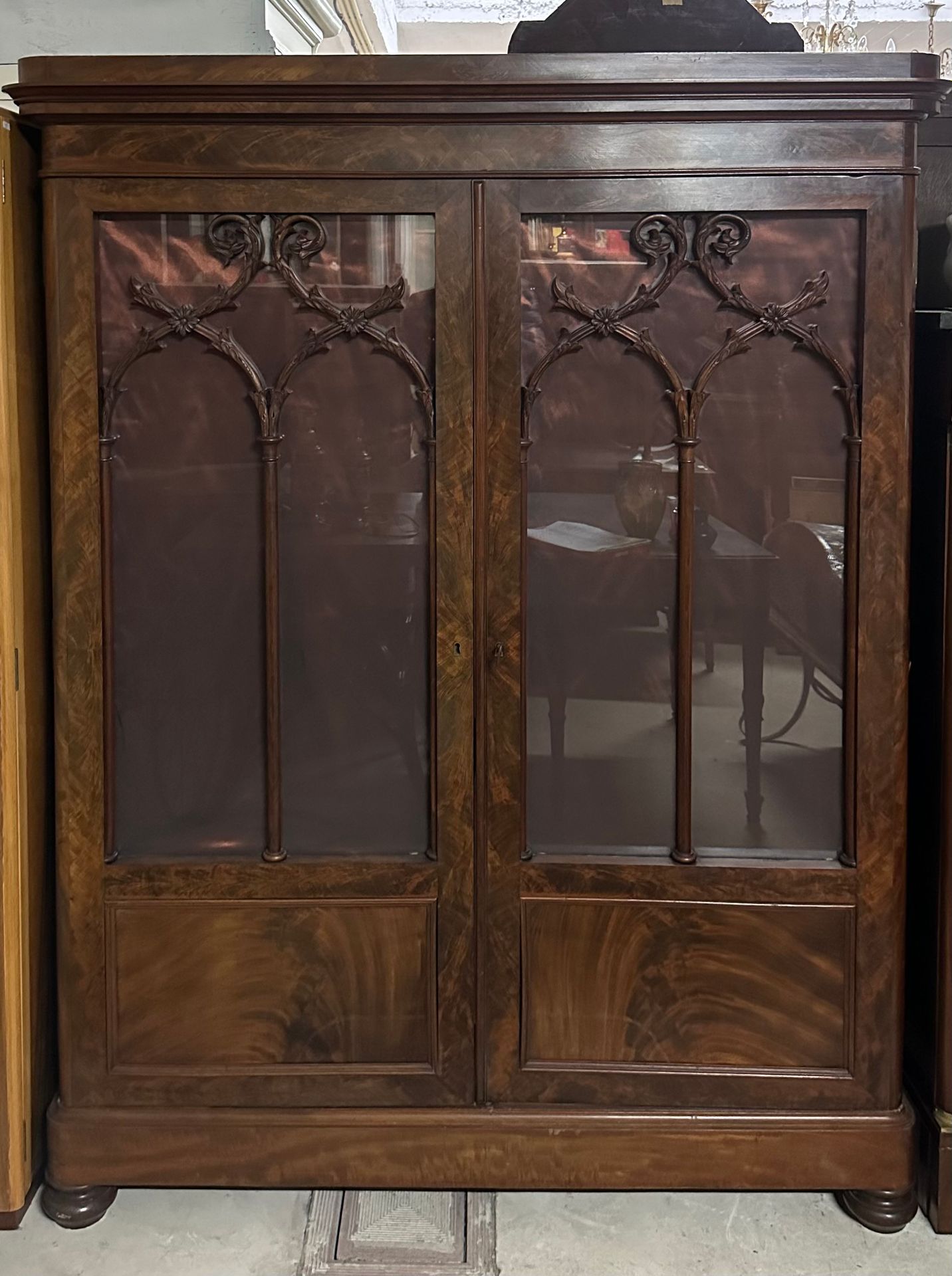 BIBLIOTHEQUE Geschnitztes Mahagoni und Mahagonifurnier. Zwei Türen aus Glas. Epo&hellip;