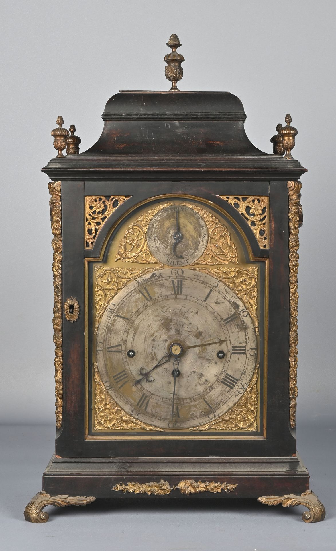 Null 发黑的木头、青铜和黄铜台钟
表盘上有罗马数字，标有约翰-泰勒伦敦，有重复的痕迹。英国作品，18世纪。
58 x 30,5 x 19厘米。