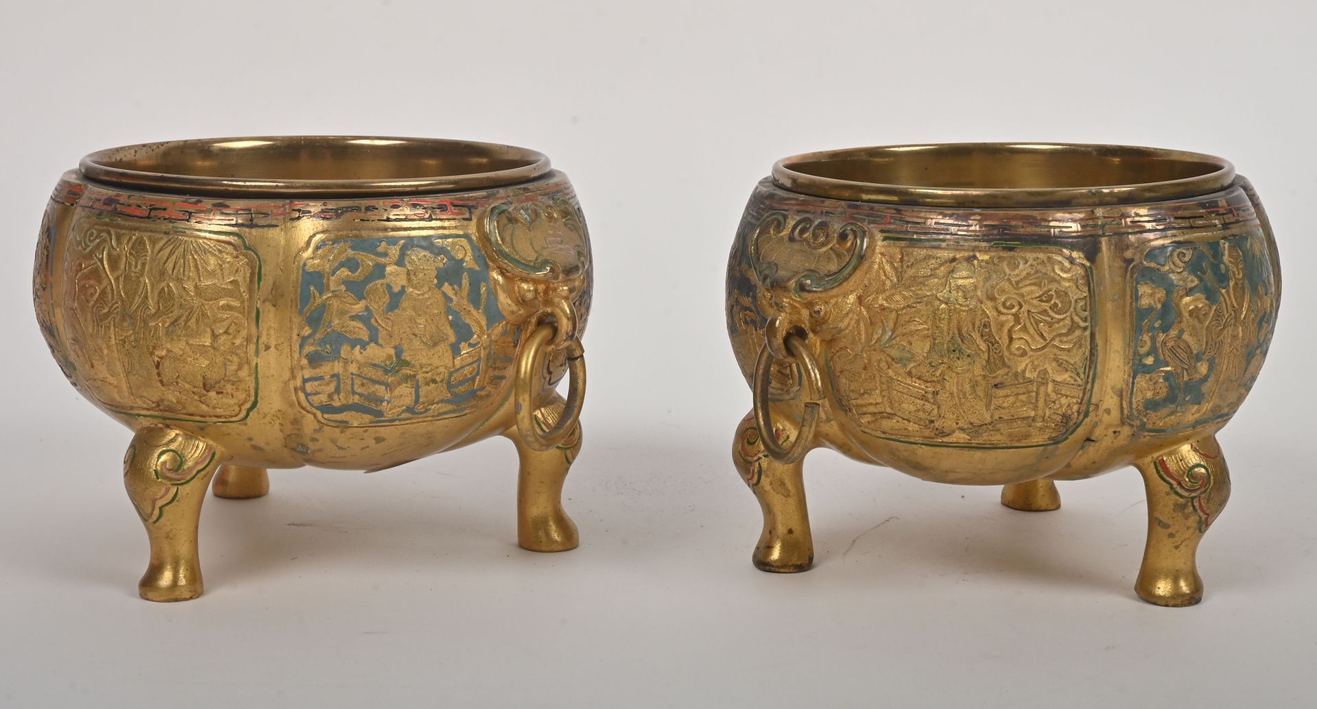 Null 苏塞兄弟
一对铜壶，形状是coloquint，装饰有中国风格的动画场景。其中一个签署了Susse Frères。
H.9,5厘米。
直径：13.5厘米&hellip;