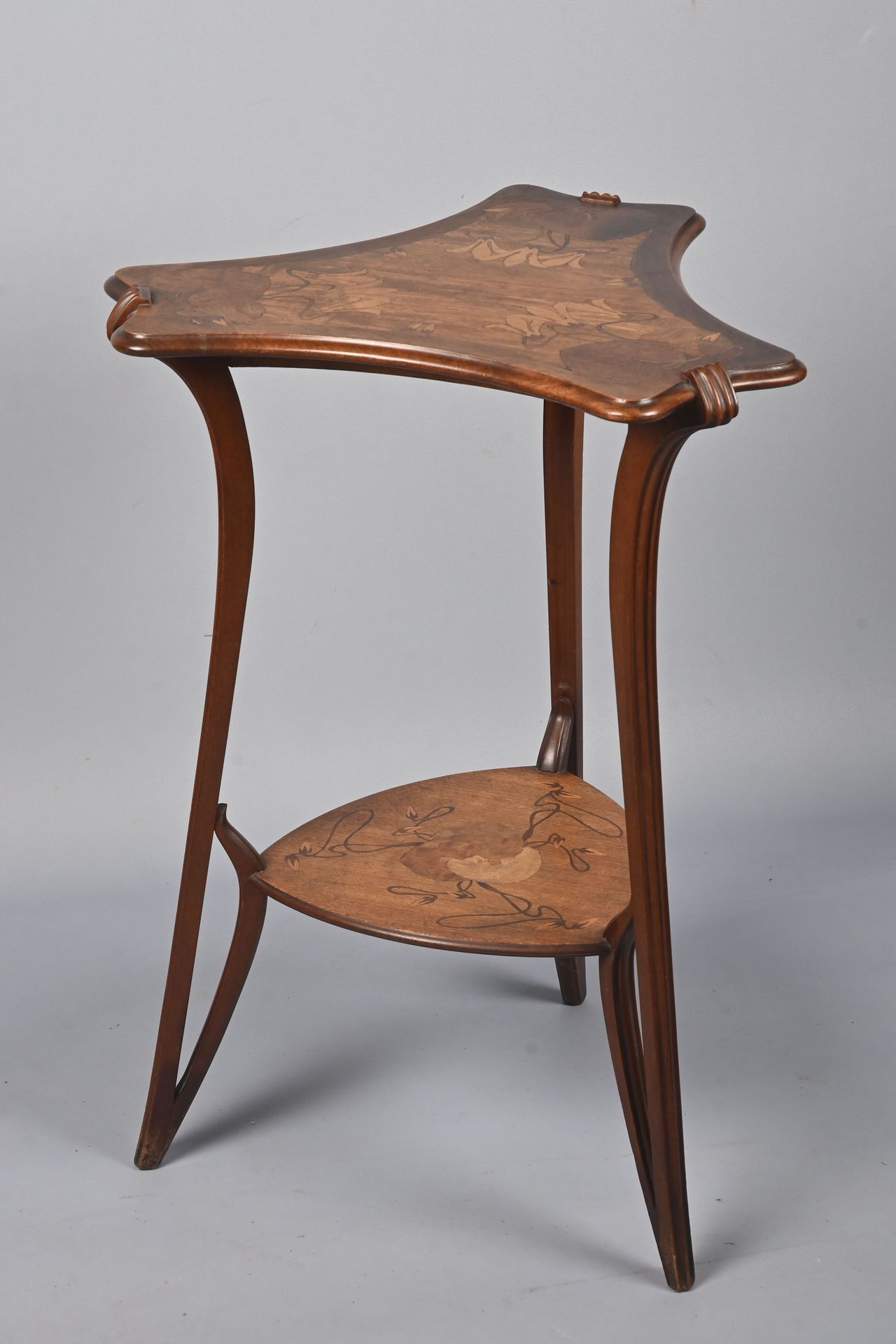 Null Louis MAJORELLE (1859-1926)
"假睡莲（nymphoides peltata）
染色山毛榉和带肋和成型的桃花心木的边桌。三条&hellip;