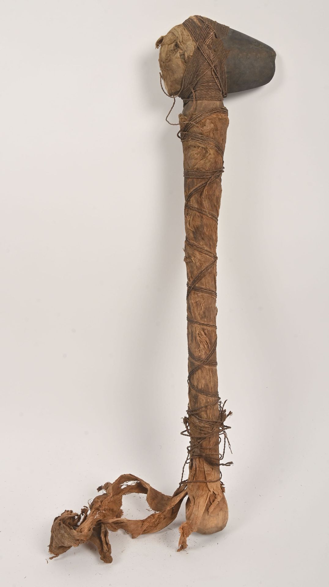 Null 卡纳克，新喀里多尼亚。
木头，拍打过的树皮韧皮（Tapa），植物纤维，石头。
罕见的非常古老的斧头，圆形的长木柄完全覆盖着用植物纤维捆绑的tapa，石&hellip;