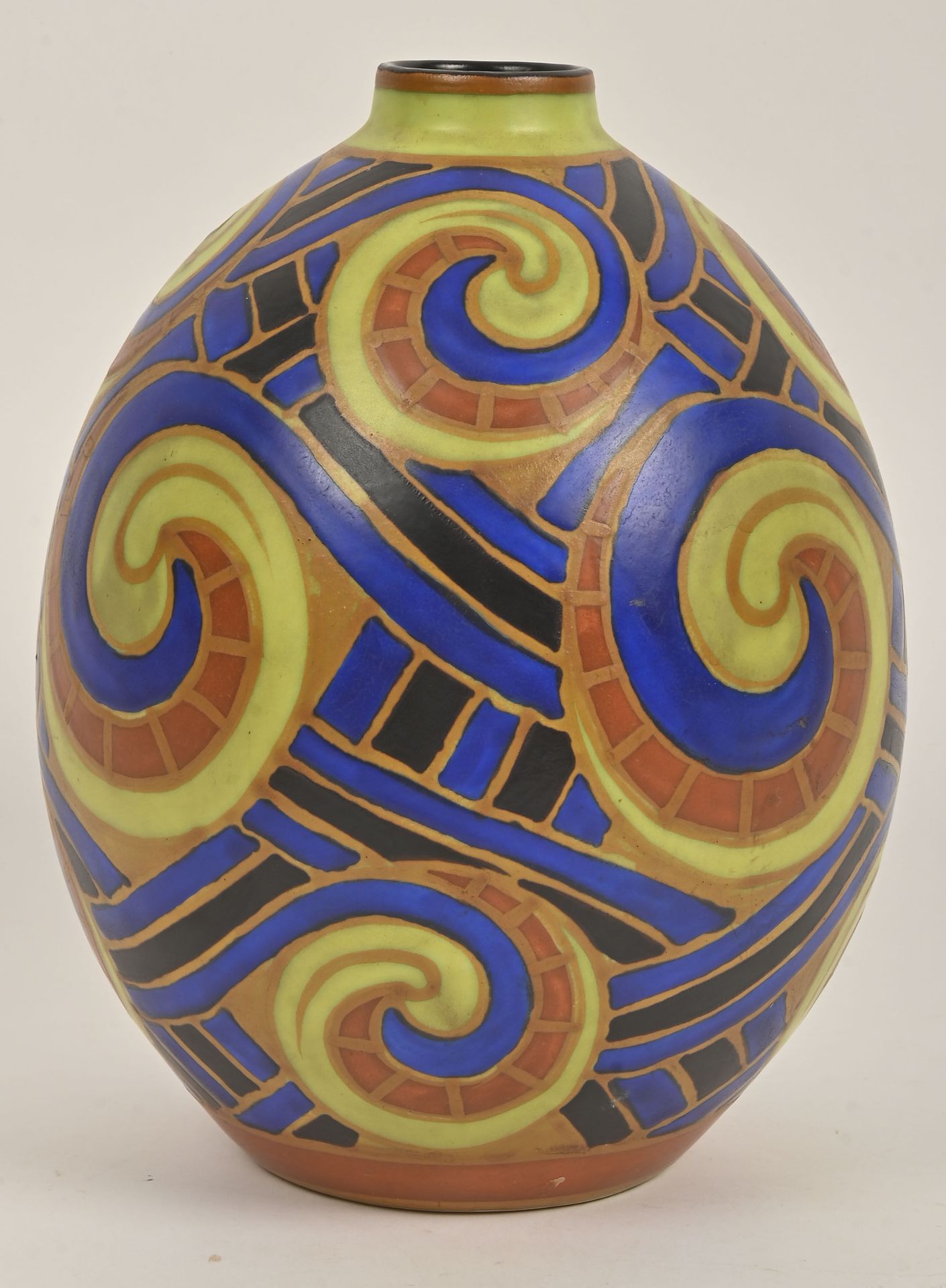 Null 查尔斯-卡托（1880-1966）和布赫兄弟凯拉米斯-拉鲁维耶尔公司
" D. 1169 "
一个卵形的花瓶，有一个小环形的颈部。多色珐琅彩的陶瓷证明&hellip;