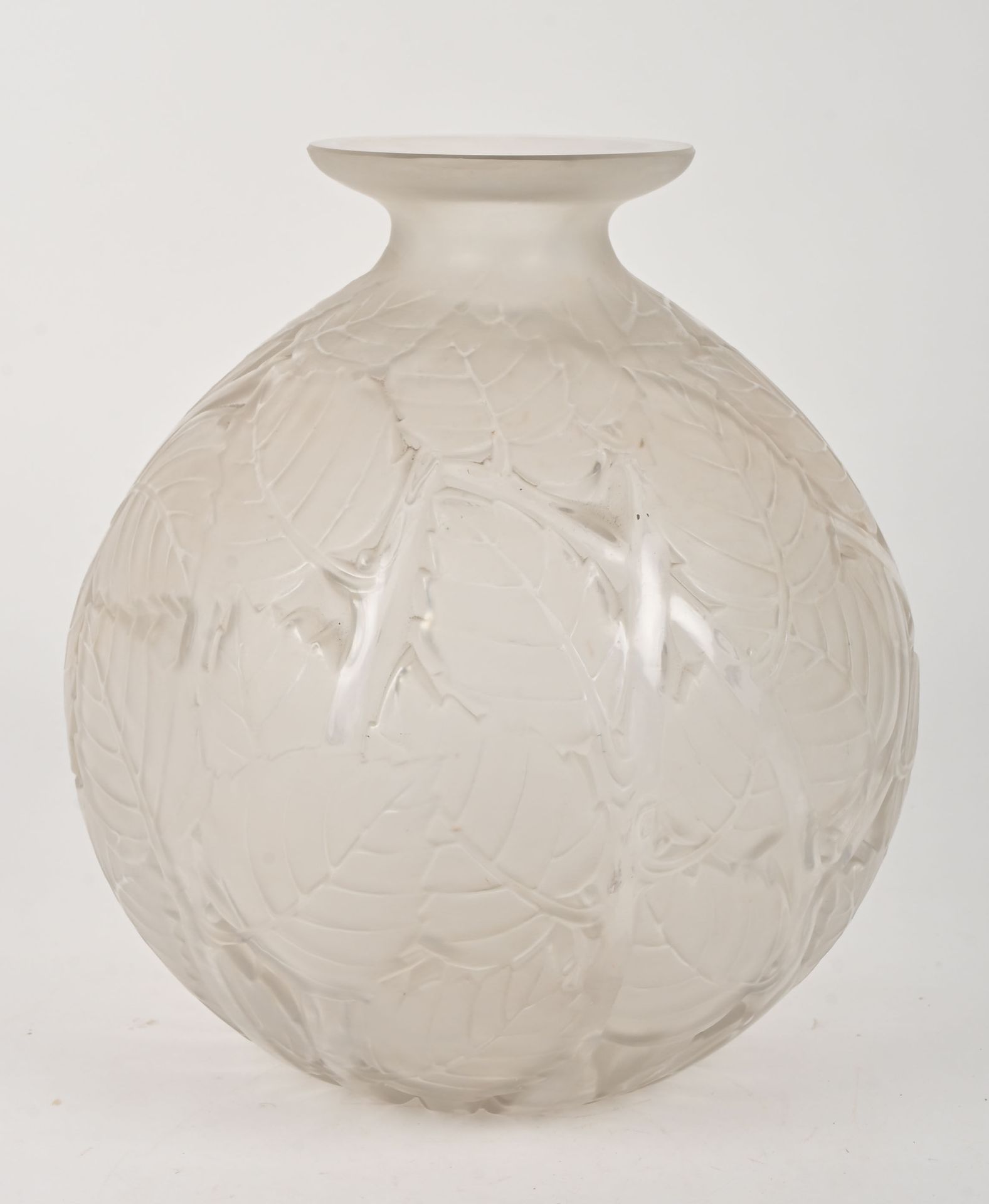 Null LALIQUE
一个Lalique的花瓶，球状瓶身和小颈部的模制水晶，部分经过缎面处理，有棱角的叶子。签名：R. Lalique。 
H.30厘米。