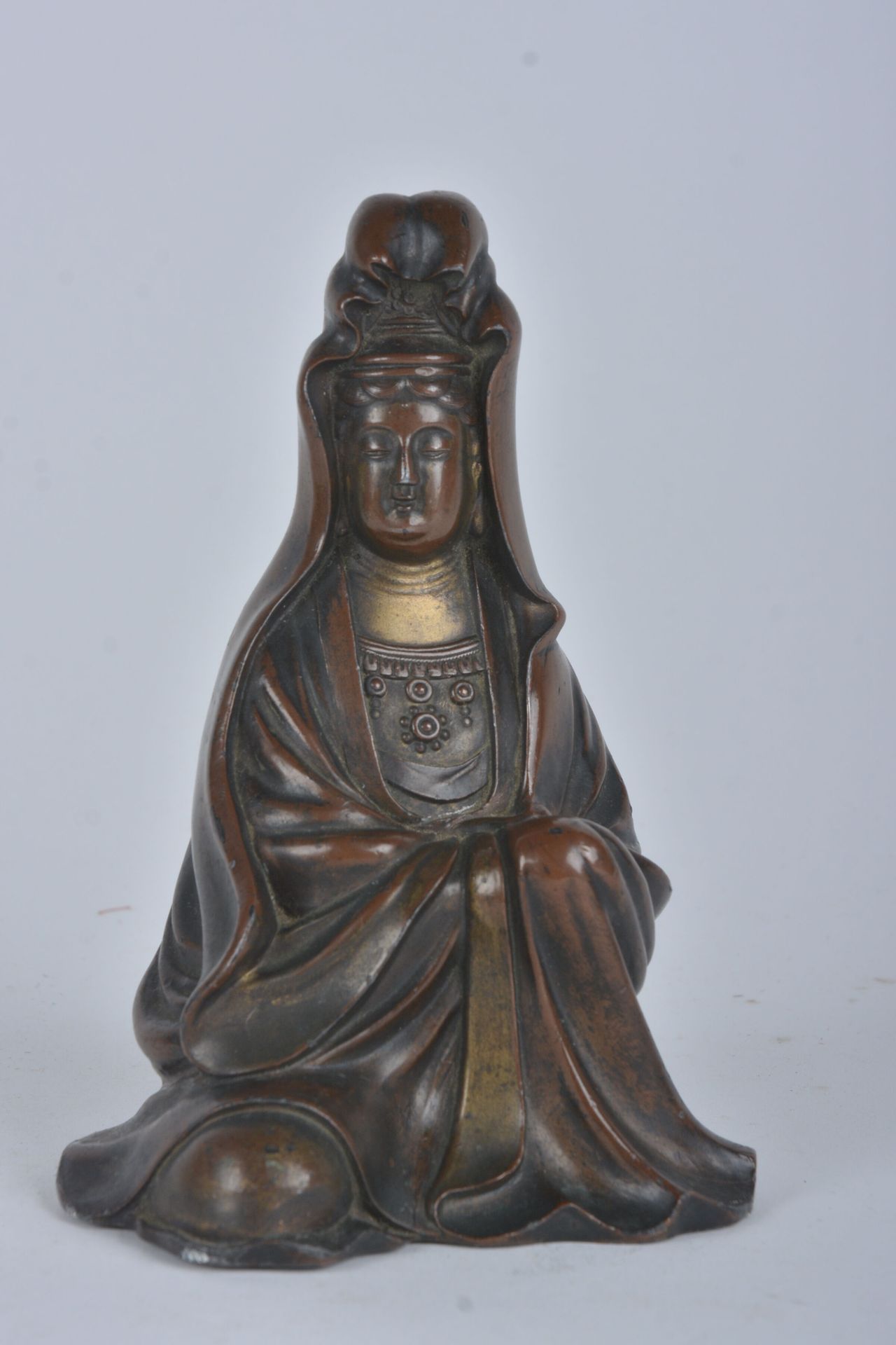 Null 中国 - 20世纪
Regula雕像，棕色斑纹，观音坐着，衣服披在身上，头发盘成高髻。高15厘米
专家：Cabinet Portier.