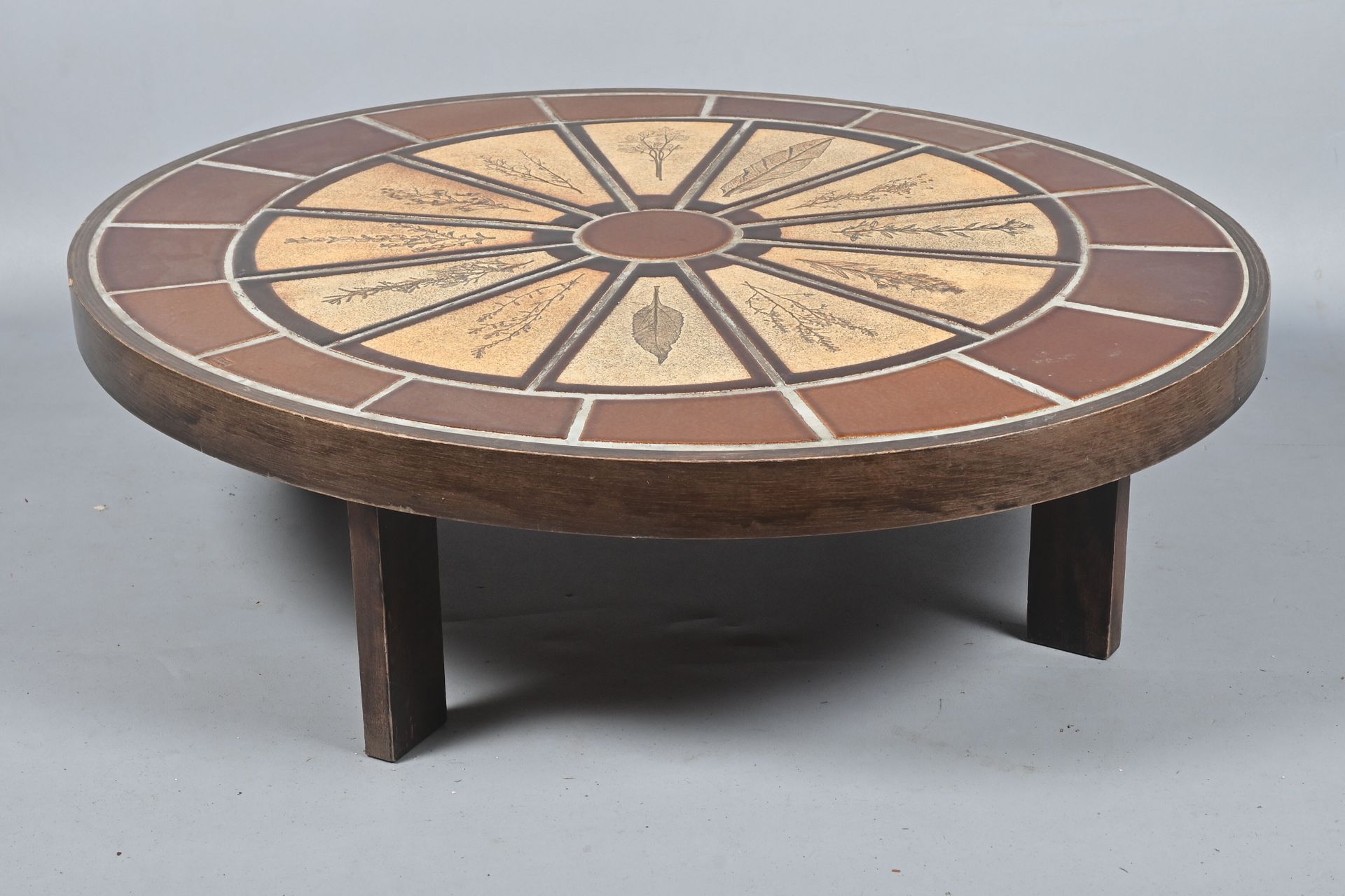 Null 罗杰-卡普隆（1922-2006）--法国瓦劳里
椭圆形的木制咖啡桌，上面镶嵌着棕色和米色的陶瓷，上面装饰着一个标有Capron Vallauris法&hellip;