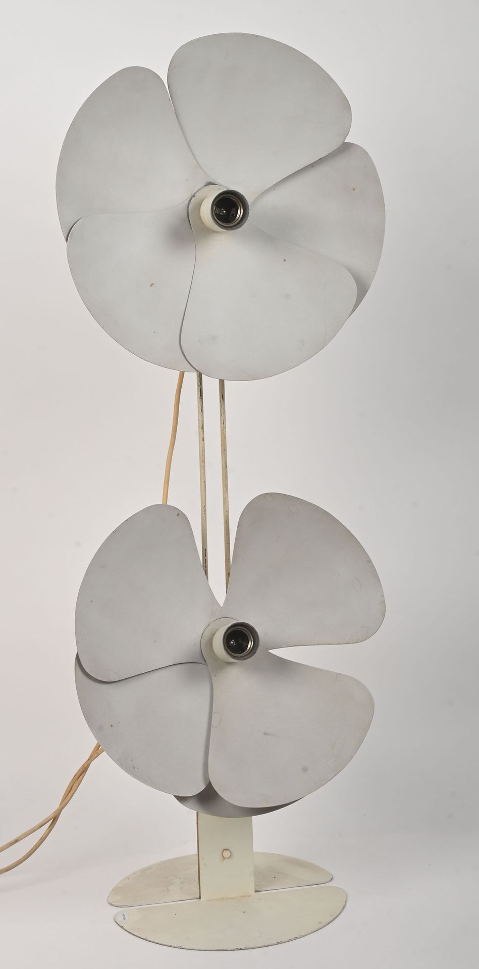 Null 奥利维耶-穆尔格（生于1939年）
"Fleurs"，又称 "Flowers"，型号 "2093"，创作于[1967]。
落地灯，有双重照明。灯杆和底&hellip;