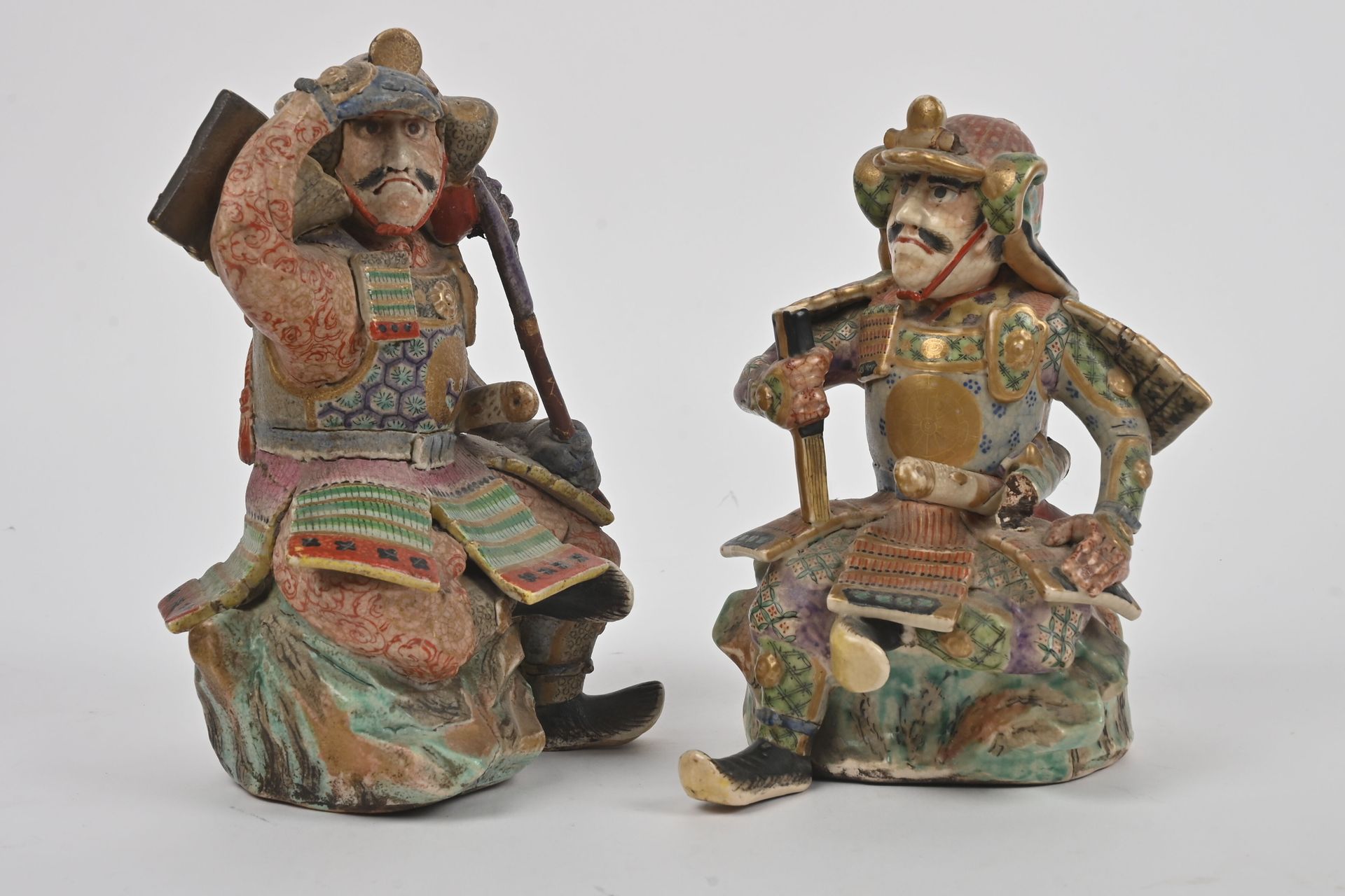 Null 日本 - 20世纪初
多彩瓷器雕像一对，表现穿着盔甲的坐着的武士，一个拿着标准，另一个拿着扇子。(损坏和丢失的部分)。高20厘米。

专家：Cabin&hellip;