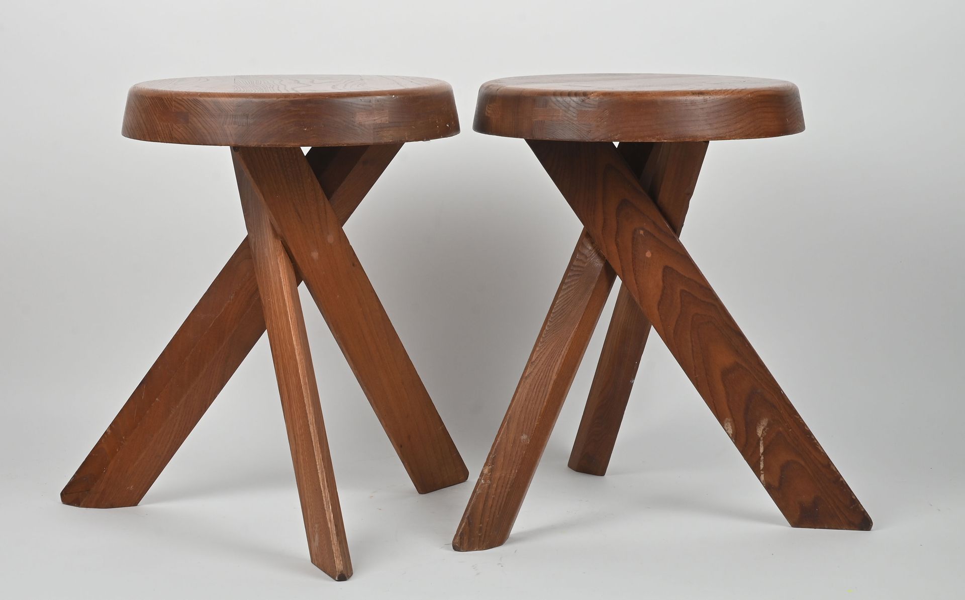 Null 皮埃尔-查波(1927-1987) 
" S31 "
一对榆木的凳子。中央的腿是捆绑的（有三个元素）。座椅是圆形的，略有倒角。 
H.45厘米 - 座&hellip;