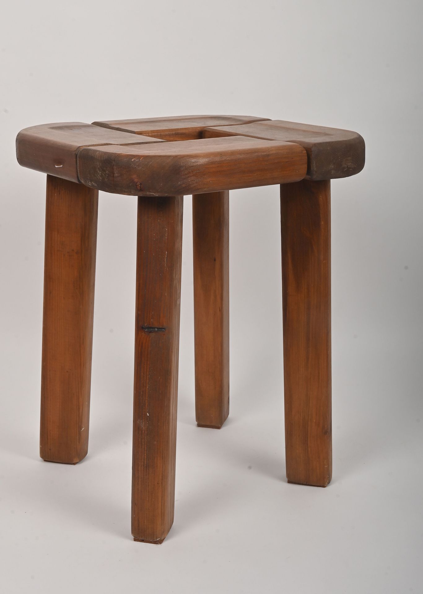 Null LAGERHLOM
凳子模型 "Finnsauna"，松木，在座位下签名（轻微磨损）。
41 x 31 x 31厘米。