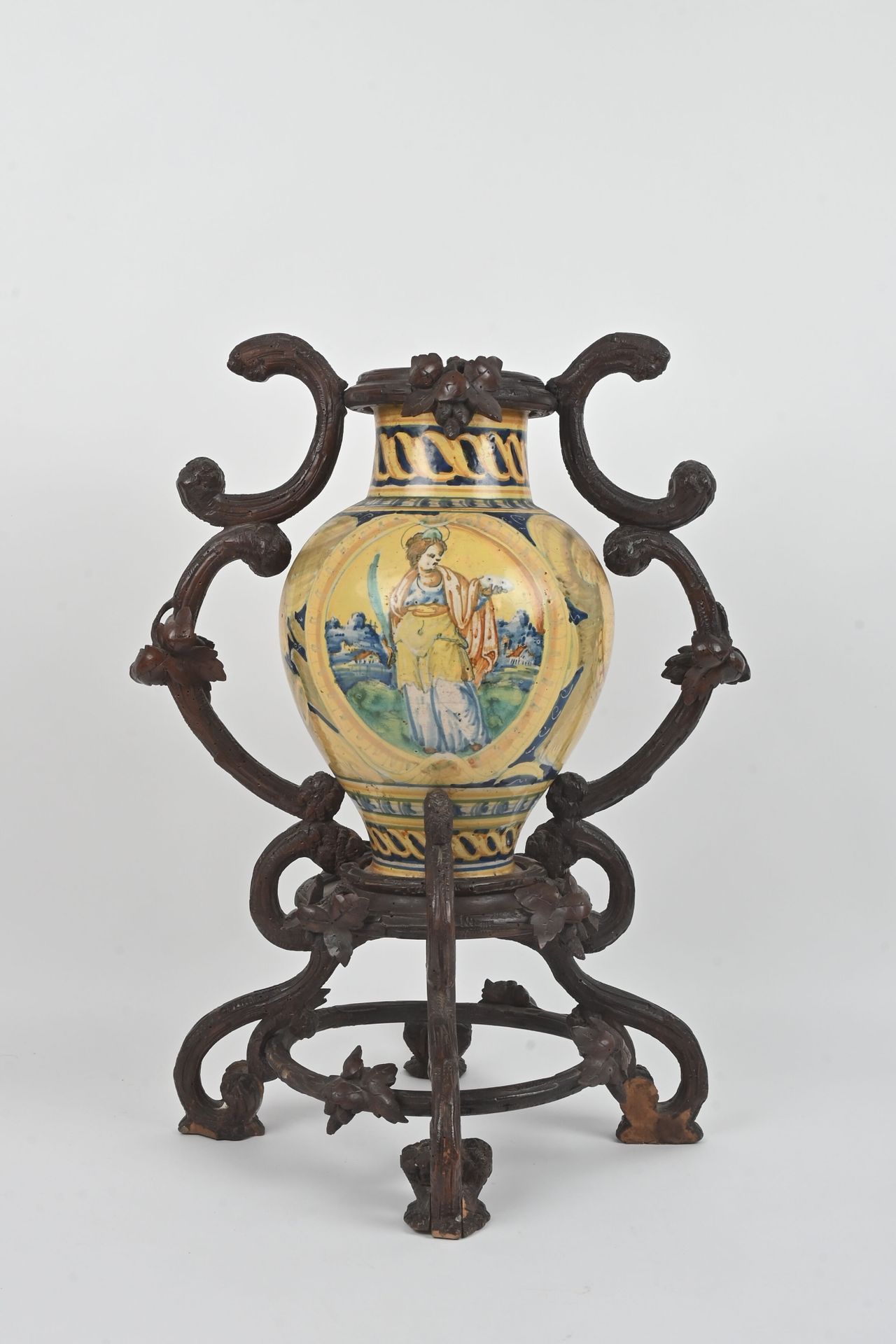 Null Italie, Palerme ? - XVIIe
Vase de forme balustre en faïence à décor polychr&hellip;