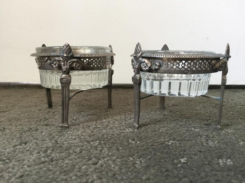 Null Pair of salt shakers mounted in silver tripod with pilaster and pine cone d&hellip;