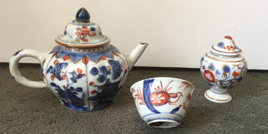 Null Théière en porcelaine à décor Imari. Chine, XIXe (accidents) ht: 11 cm. On &hellip;