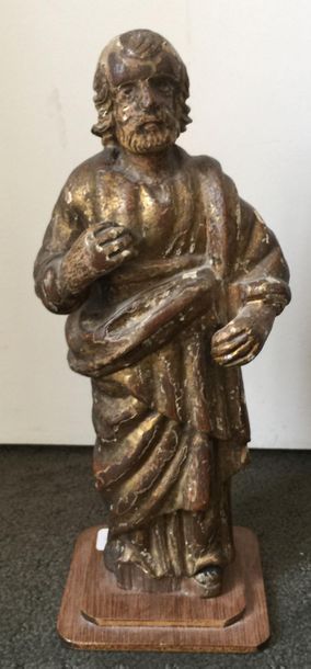 Null Statue: Saint personnage en bois sculpté et doré. XVIIIe. Ht: 25,5 cm