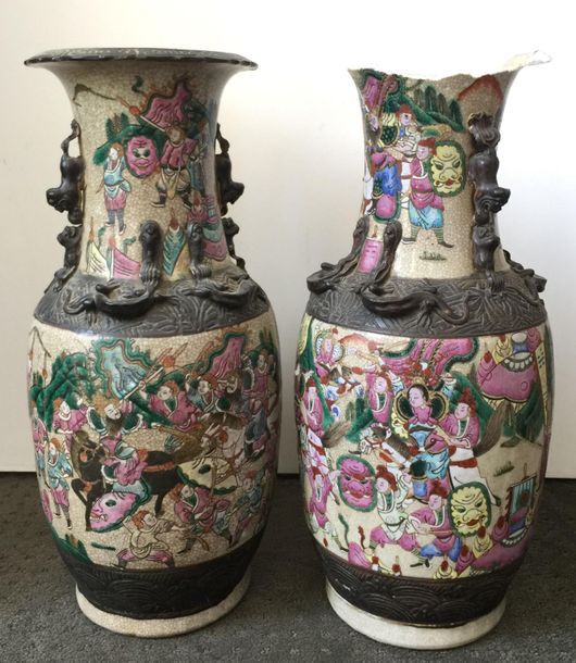 Null Pair of Nanking vases with cracked bottom and polychrome decoration of batt&hellip;