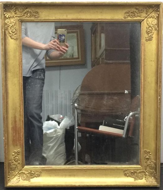 Null Miroir en bois et stuc dorés à décor de palmettes 74 x 62,5 cm