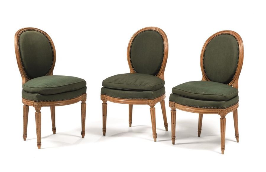 Null Trois chaises en bois naturel mouluré, dossier médaillon, pieds cannelés. S&hellip;