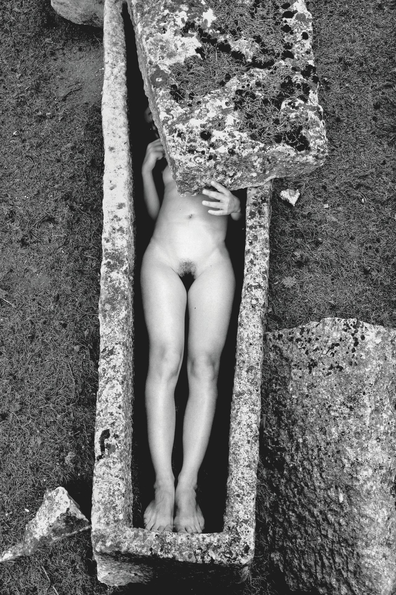 Null 多姆-加西亚 (1961)

"带石棺的女人

Isa Kaos，Civaux公墓，2011年

颜料打印在Hahnemuehle艺术纸308克哑光上&hellip;