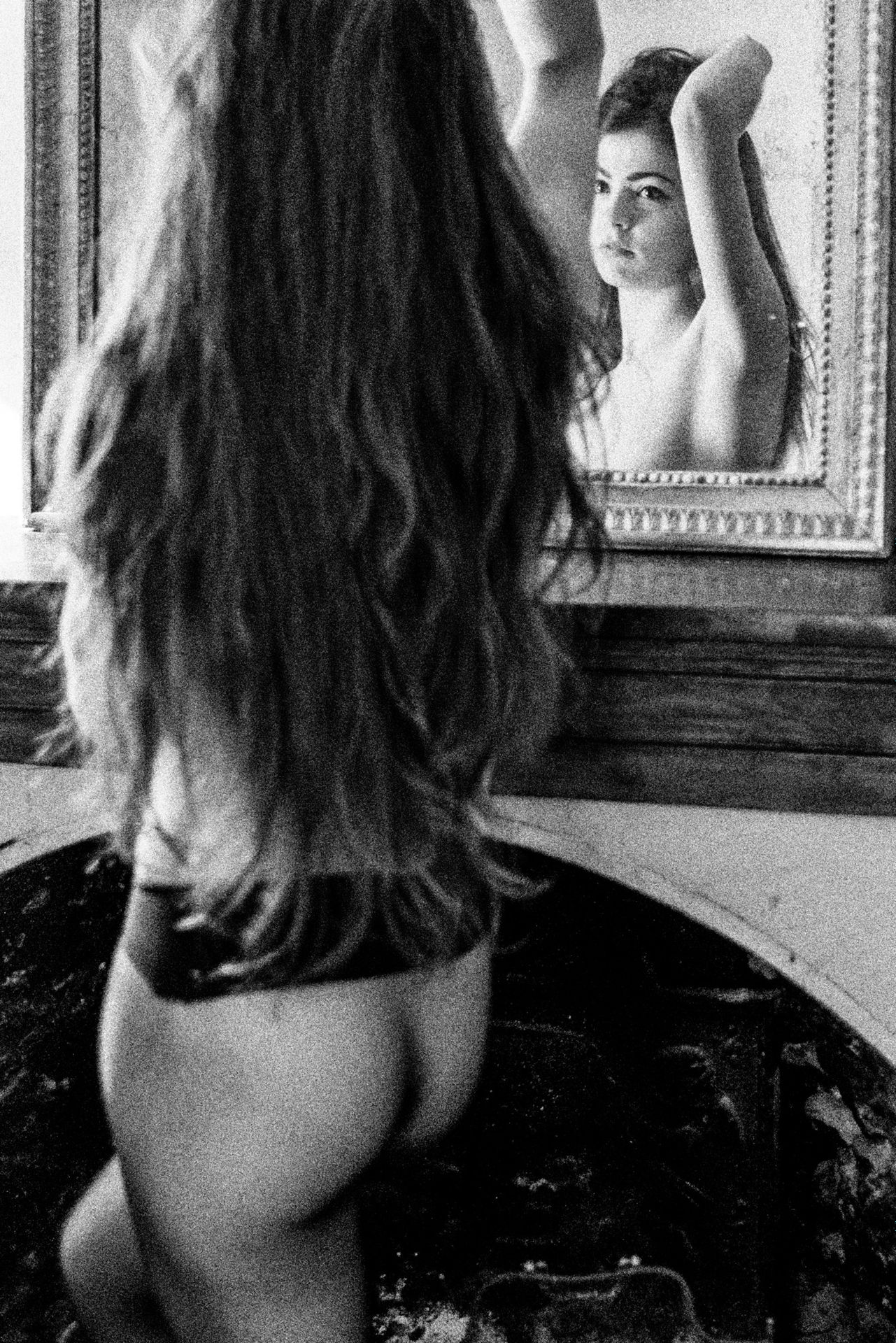 Null Alain ZIMERAY (1954)

年轻女孩与镜子，2015年

印在美术纸上，有标题，日期，编号1/6，并在背面签名。

30 x 20厘米&hellip;