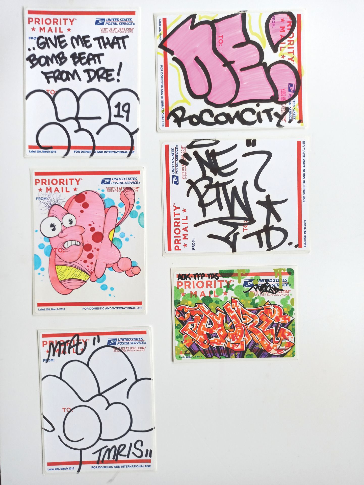 Null 贴纸包

无题

一套6张美国邮局的贴纸，由艺术家用马克笔绘制。

 MIN、GIZ、GHOST和PURE

(独立的，没有胶合的)

14 x 11&hellip;