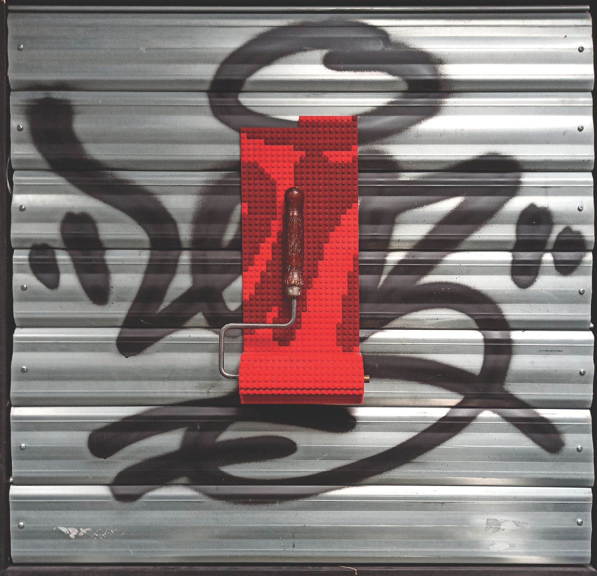 Null LENZ (1978)

红色删除

用喷漆粘在一块金属窗帘上的乐高积木的组装

在作品的底部有一些贴纸拼贴的痕迹

背面有签名、标题和日期2015年&hellip;