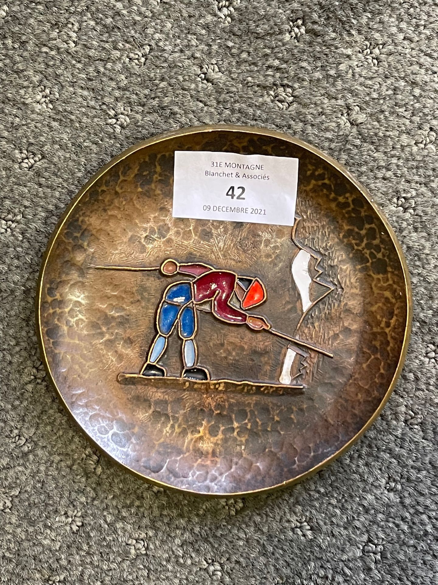 Null Vide-poche circulaire en bronze à décor d’un alpiniste au rappel. Situé au &hellip;