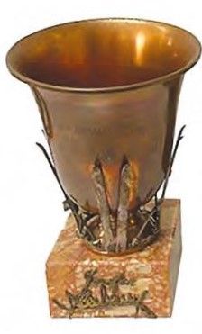 Null Schule XX.

Trophäe, 1954.

Vase aus goldfarbenem Messing, getragen von Ski&hellip;