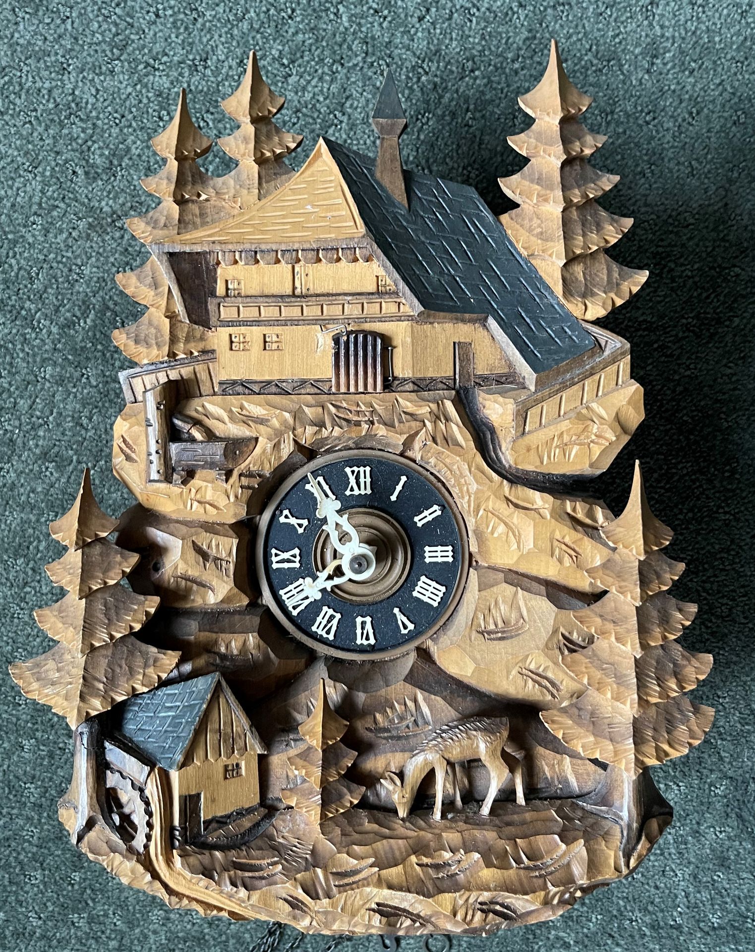 Null 瑞士布谷鸟钟，木质雕刻，有木屋和麂皮的装饰，有钟摆和松果的重量。高度：33厘米 - 宽度：25厘米