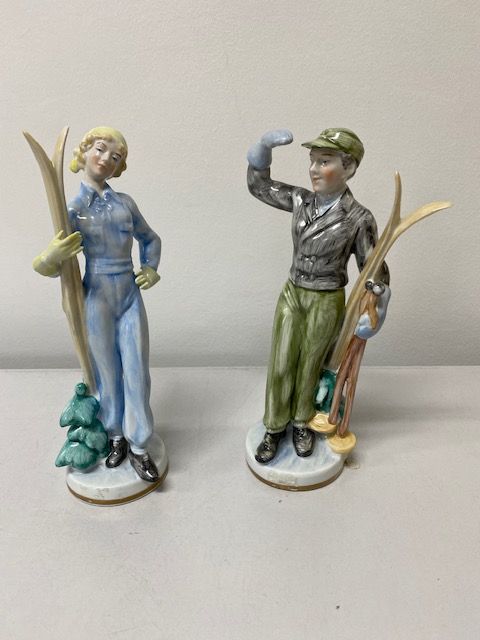 Null 一对滑雪者，1939年。

两件多色陶瓷雕塑。

高度：25厘米。高度：25厘米。