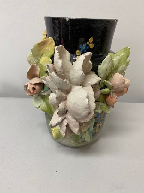 Null Vase in barbotine. Circa 1930. (accidents)