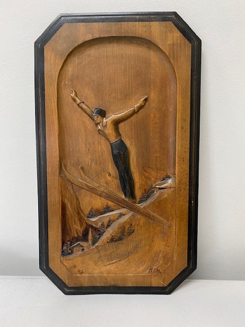 Null CLEAL (20th)

The skier's jump.

Bas-relief in carved wood signed lower rig&hellip;