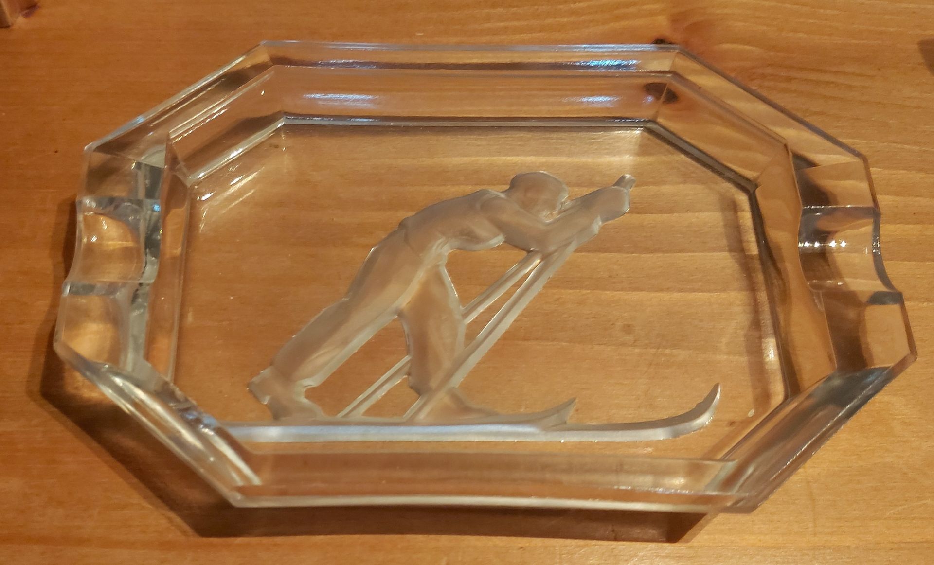 Null Glass ashtray engraved with a skier. Lg: 14 cm