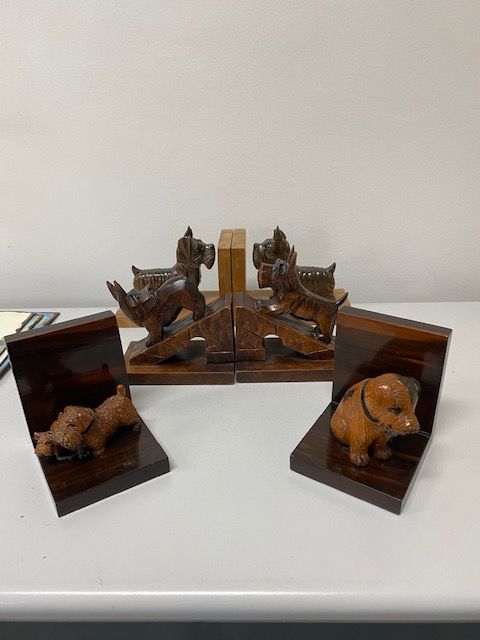 Null Scotish-Terrier-Sammlung: sechs Buchstützen aus skupltiertem Holz.