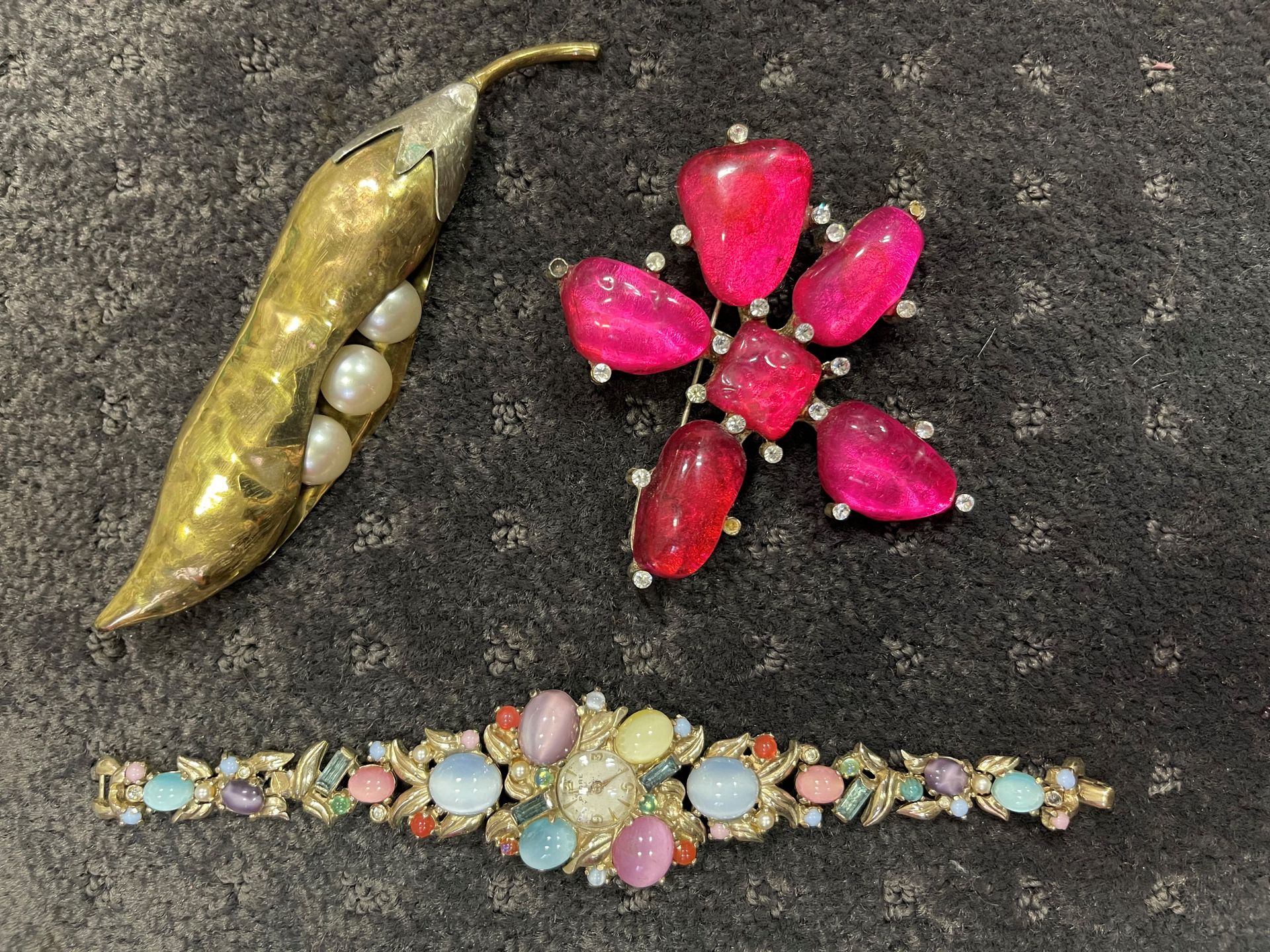 Null * Lot de bijoux fantaisie: broche fleur, broche muguet, montre style tutti &hellip;