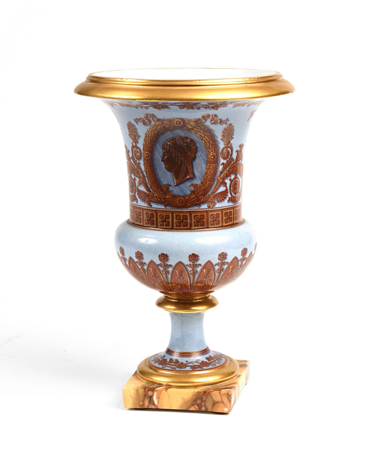 Null 一个塞夫勒瓷器美第奇花瓶，在天蓝色的背景上装饰有古色古香的金褐色奖章。模仿大理石的方形底座（小事故和修复），背面有标记。19世纪。高度：27厘米