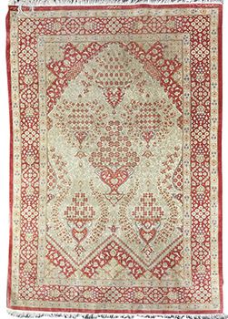 Null Silk carpet decorated with vases of stylized pink flowers on a beige backgr&hellip;