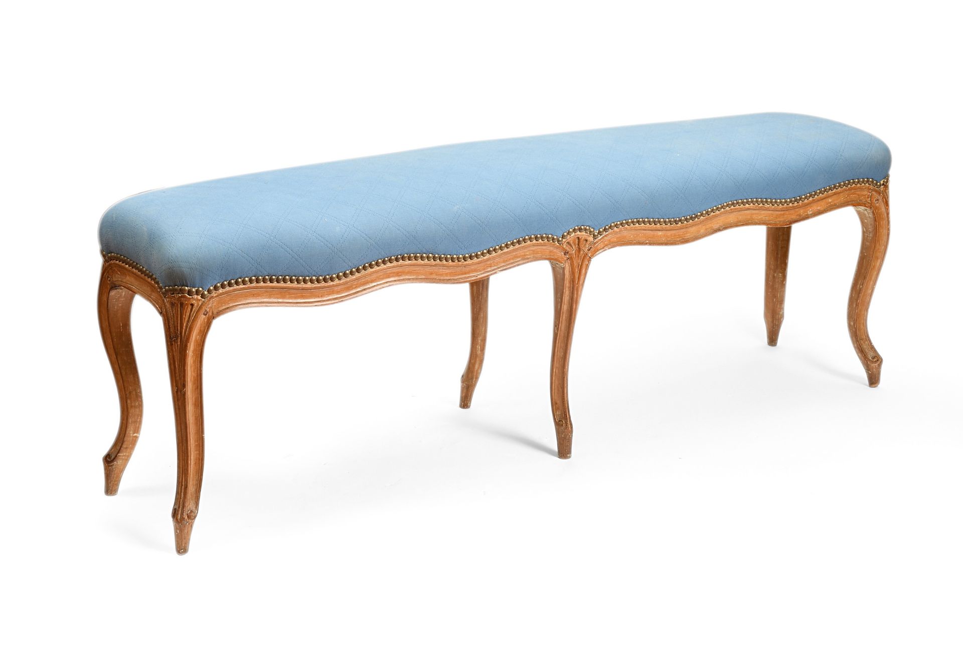 Null 天然木制的模制和肋骨矮凳，靠在六个带卷轴的弧形腿上。 路易十五风格。蓝色织物装饰。高度：44厘米 - 宽度：128厘米 - 高度：29厘米